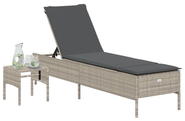 Világosszürke polyrattan napozóágy asztallal és párnával