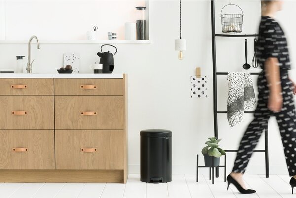 Matt fekete acél pedálos szemetes 20 l NewIcon – Brabantia