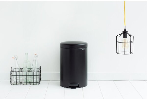 Matt fekete acél pedálos szemetes 20 l NewIcon – Brabantia