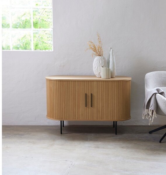 Natúr színű komód tolóajtóval, tölgyfa dekorral 120x76x45 cm Nola – Unique Furniture