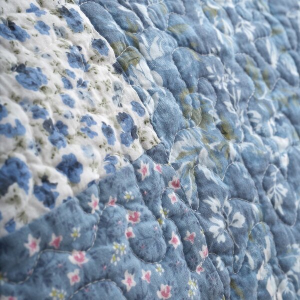 Kék pamut steppelt ágytakaró 220x230 cm Floral Patchwork – Bianca