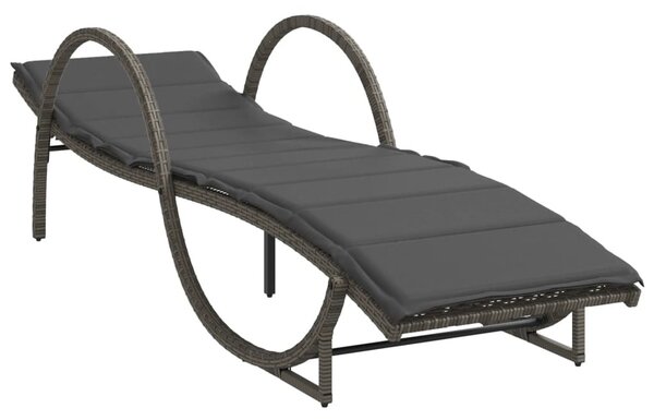 2 db szürke polyrattan napozóágy asztallal