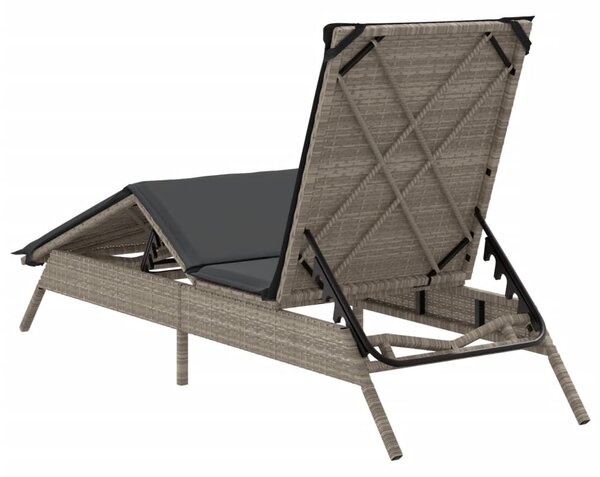 Világosszürke polyrattan napozóágy párnával