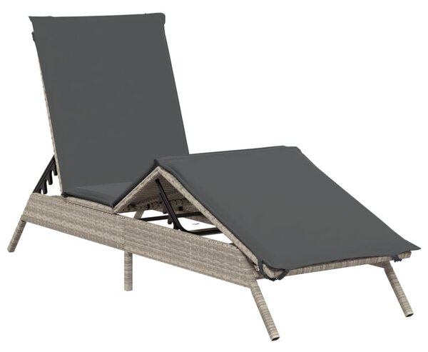 Világosszürke polyrattan napozóágy párnával