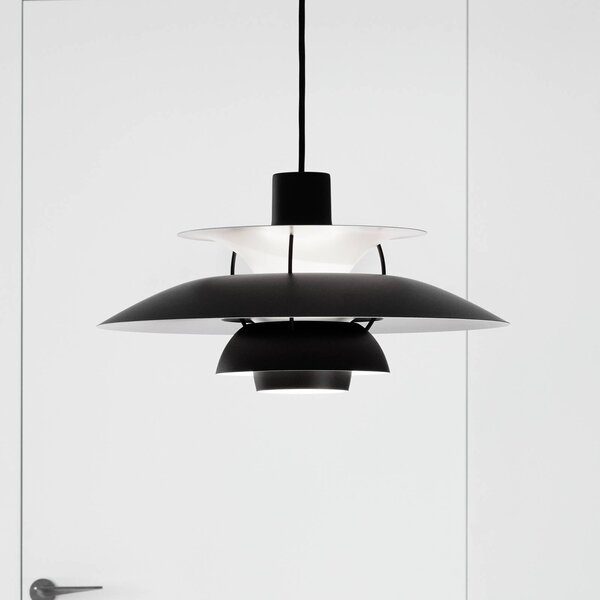 Louis Poulsen PH 5 500 lógó lámpa, monokróm fekete, Ø 50 cm, dimmelhető, Fekete, Nappali / Étkező, Alumínium, Dizájn