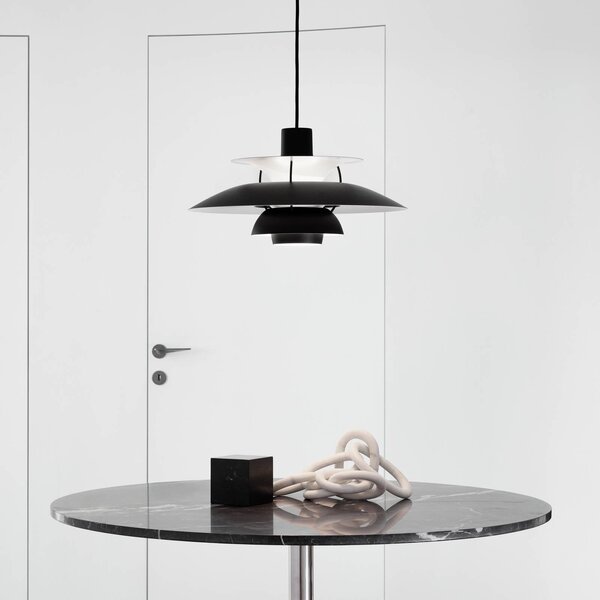 Louis Poulsen PH 5 500 lógó lámpa, monokróm fekete, Ø 50 cm, dimmelhető, Fekete, Nappali / Étkező, Alumínium, Dizájn