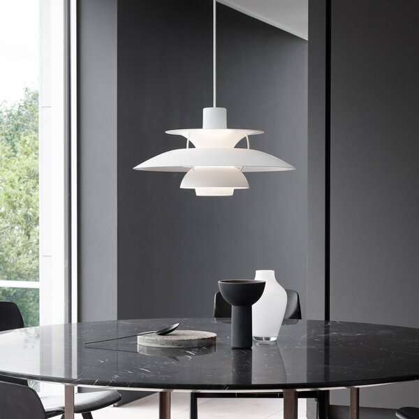 Louis Poulsen PH 5 500 lógó lámpa, egyszínű fehér, Ø 50 cm, dimmelhető, Fehér / opál, Nappali / Étkező, Alumínium, Dizájn