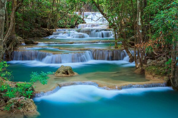 Nem szőtt fotótapéta cascade vízesés az erdőben 375 x 250 cm