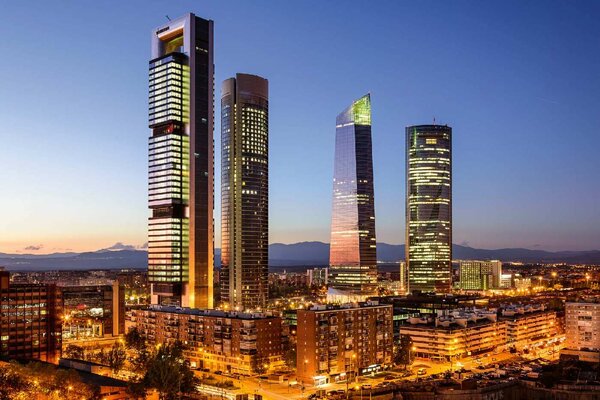 Nem szőtt fotótapéta felhőkarcolók madridban 375 x 250 cm