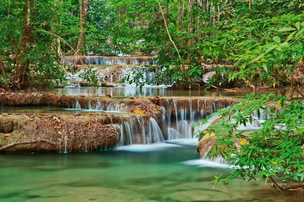 Nem szőtt fotótapéta vízesés a thai erdőben 375 x 250 cm