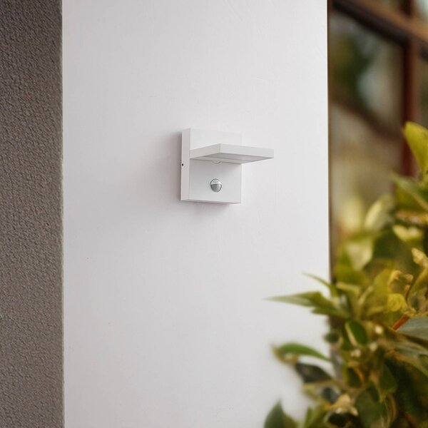 Lucande Silvan LED kültéri falilámpa, fehér, érzékelővel, IP54, 16 cm, Fehér / opál, Alumínium, Modern