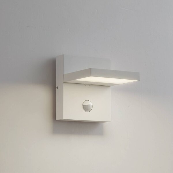 Lucande Silvan LED kültéri falilámpa, fehér, érzékelővel, IP54, 16 cm, Fehér / opál, Alumínium, Modern