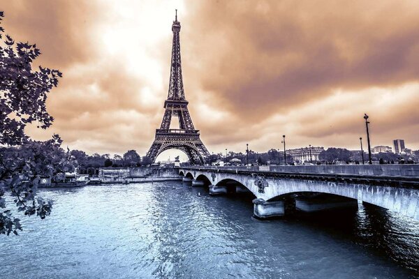 Nem szőtt fotótapéta eiffel-torony esőben 375 x 250 cm