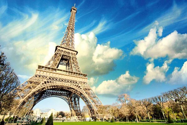 Nem szőtt fotótapéta eiffel-torony napsütéses napon 375 x 250 cm