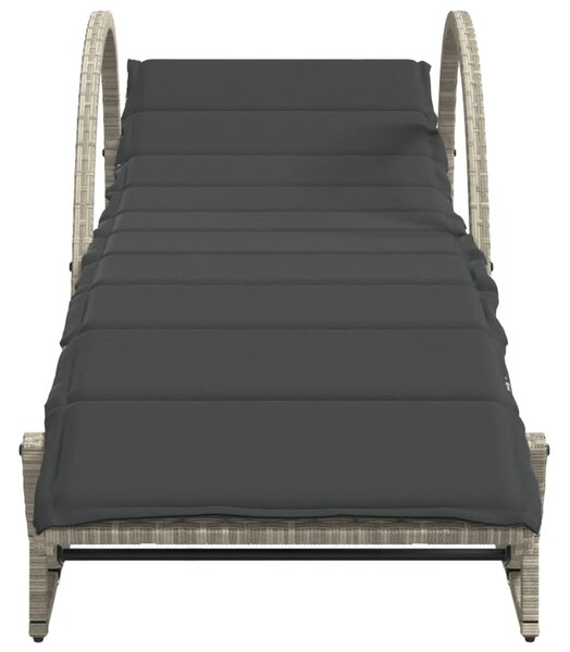 2 db világosszürke polyrattan napozóágy asztallal