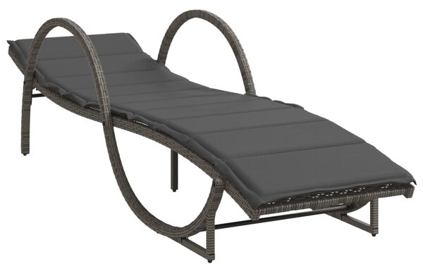 2 db szürke polyrattan napozóágy párnával