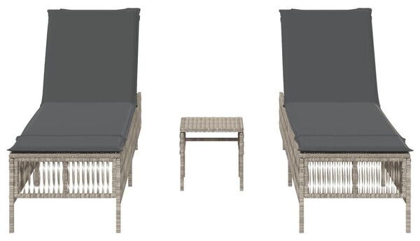 2 db világosszürke polyrattan napozóágy asztallal