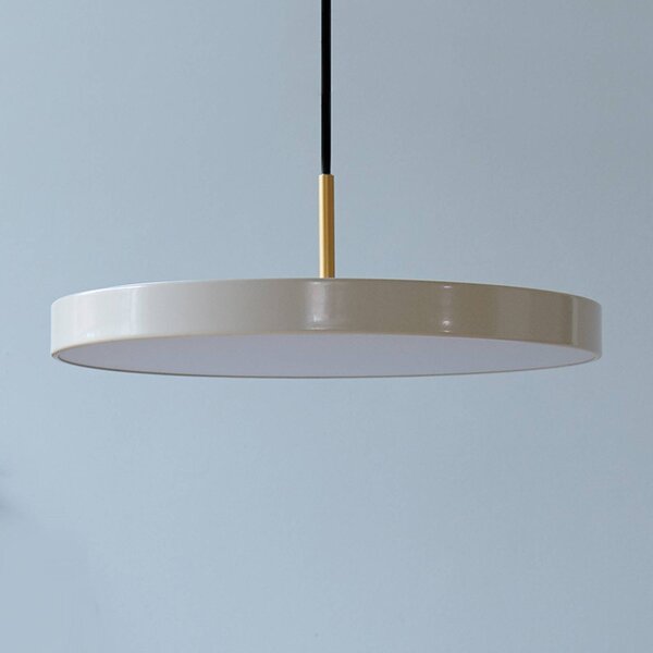 UMAGE LED lógó lámpa Asteria Mini, gyöngyházfehér/sárgaréz, Ø 31 cm, dimmelhető, Fehér / opál, Nappali / Étkező, Alumínium, Dizájn