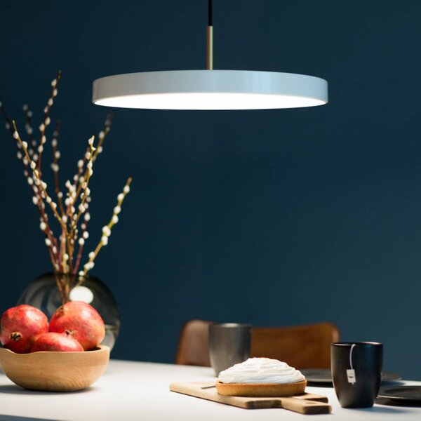 UMAGE LED lógó lámpa Asteria Mini, gyöngyházfehér/sárgaréz, Ø 31 cm, dimmelhető, Fehér / opál, Nappali / Étkező, Alumínium, Dizájn