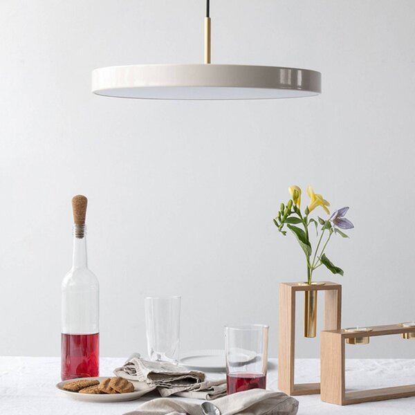 UMAGE LED lógó lámpa Asteria Mini, gyöngyházfehér/sárgaréz, Ø 31 cm, dimmelhető, Fehér / opál, Nappali / Étkező, Alumínium, Dizájn