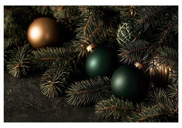 Kép sötét karácsonyi díszek fenyőágon