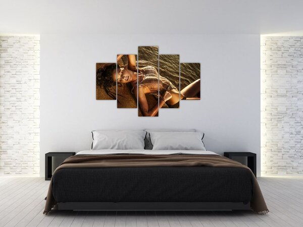 Fekvő nő a tengerparton képe (150x105 cm)