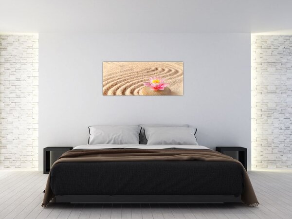Egy kő, virággal a homokban képe (120x50 cm)