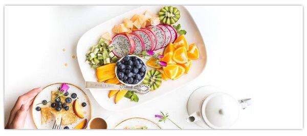 Tányérok gyümölcsökkel az asztalon képe (120x50 cm)