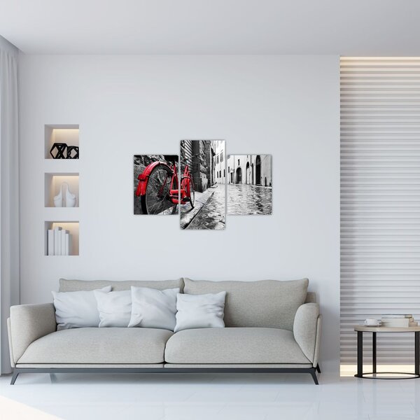 Egy vörös kerék képe egy macskaköves utcán (90x60 cm)