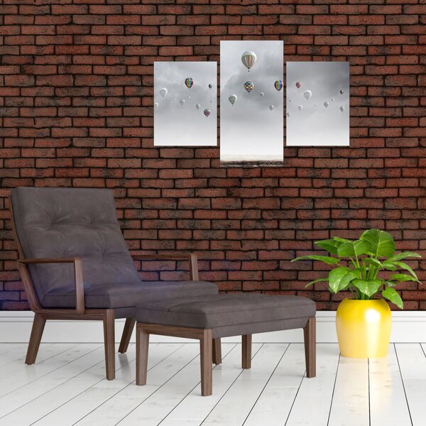 Kép - léggömbök egy téglafal felett (90x60 cm)
