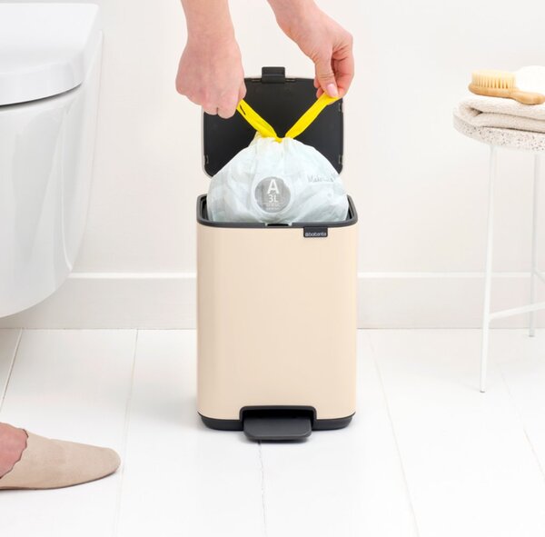 Brabantia Bo Pedal Bin pedálos hulladékgyűjtő szagmentesen záródó Soft-Close fedél, karcsú, négyzetes forma, műanyag tartály, 4L - A méret, acél, világos bézs - 237829