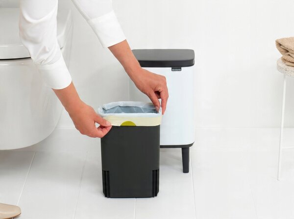 Brabantia Bo Waste Bin Hi hulladékgyűjtő felnyitható, Soft-Close fedéllel, magasított, lábakon álló, műanyag tartály, 4L - A méret, acél, fehér - 227042