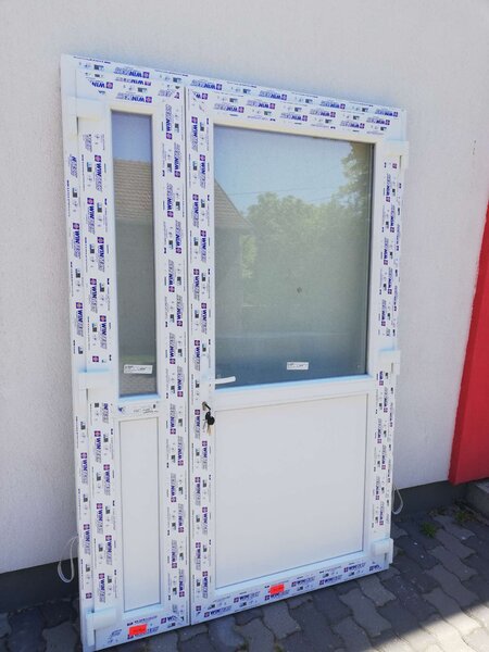 Kétszárnyas félig üvegezett műanyag Bejárati ajtó 138x208cm - fehér