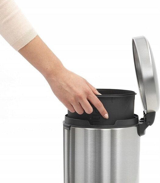 Brabantia NewIcon pedálos hulladékgyűjtő szagmentesen záródó Soft-Close fedél, műanyag tartály, 5L - W méret, acél, magabiztos szürke - 233463