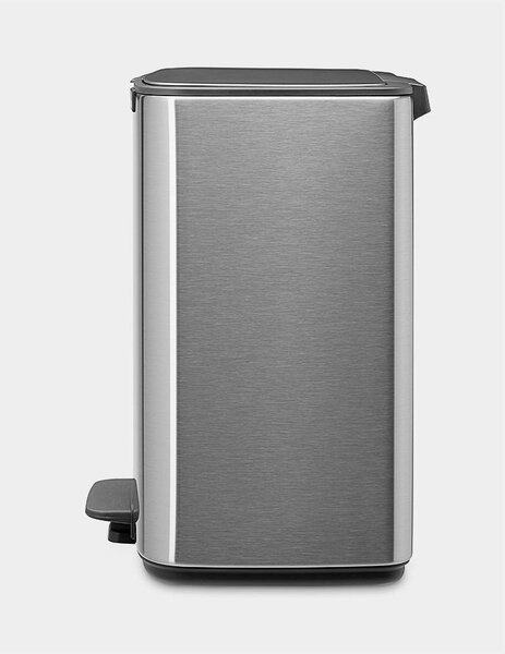 Brabantia Bo Pedal Bin pedálos hulladékgyűjtő szagmentesen záródó Soft-Close fedél, karcsú, négyzetes forma, műanyag tartály, 12L - C méret, r.m. acél, selyem matt ujjlenyomatmentes - 238048