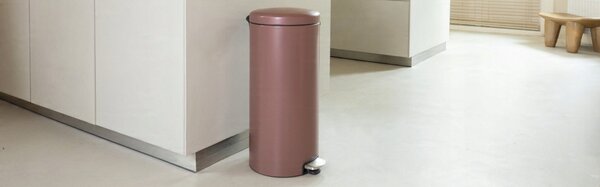 Brabantia NewIcon pedálos hulladékgyűjtő szagmentesen záródó Soft-Close fedél, műanyag tartály, 30L - G méret, acél, szaténrózsaszín taupe - 234040