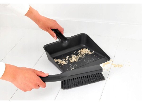 Brabantia SinkSide Dustpan and Brush Set, with comb seprű és lapát szettben, fogantyúba épített fésűvel, sötétszürke - 234163