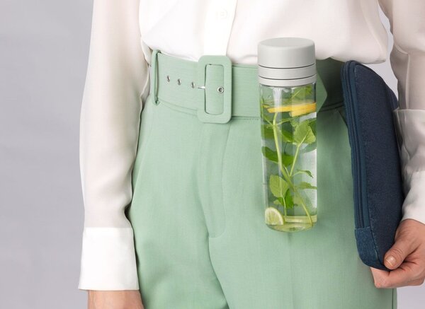 Brabantia Make & Take Water Bottle with Strainer vizespalack 500 ml, szűrőbetéttel gyümölcsök számára, fogantyúval, szivárgásmentes, műanyag, átlátszó/világosszürke - 202421