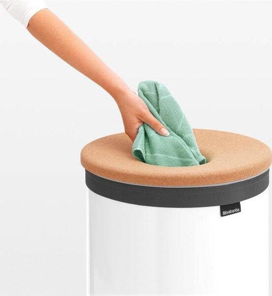 Brabantia Laundry Bin szennyestartó szellőző nyílásokkal, tépőzáras, mosható szennyesgyűjtő zsák, henger forma, nagy méret 60L, parafa fedő, acél, fehér - 104404