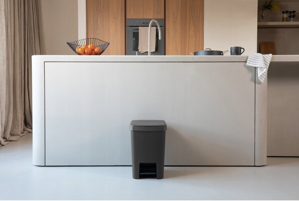 Brabantia StepUp pedálos kuka hulladéktípus jelölő ablakkal, lecsapódásgátló fedél, 25L - J méret, 91% újrahasznosított műanyag, sötétszürke - 800269