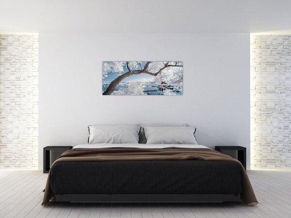 A víz mellett egy havas fa képe (120x50 cm)