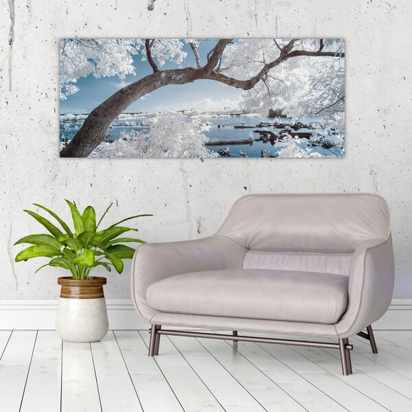 A víz mellett egy havas fa képe (120x50 cm)