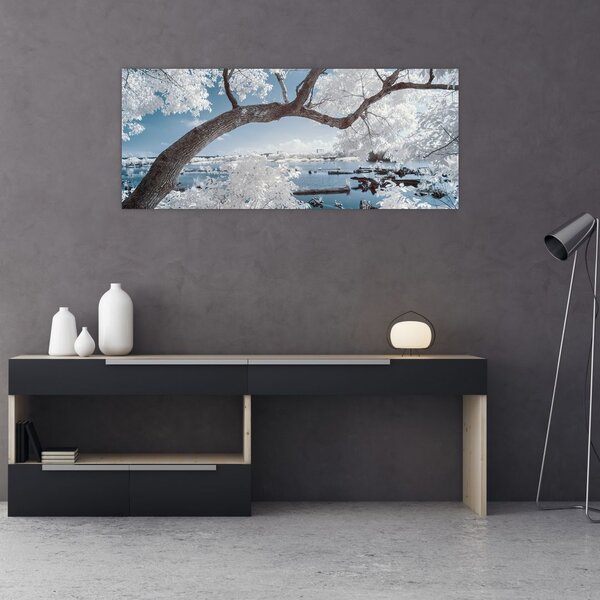 A víz mellett egy havas fa képe (120x50 cm)
