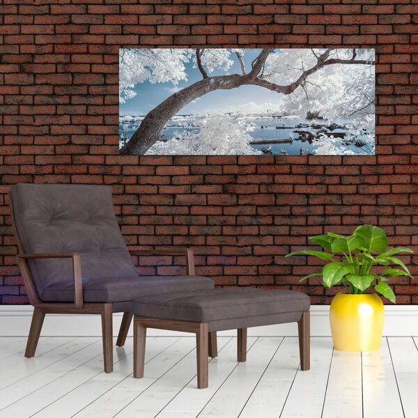 A víz mellett egy havas fa képe (120x50 cm)
