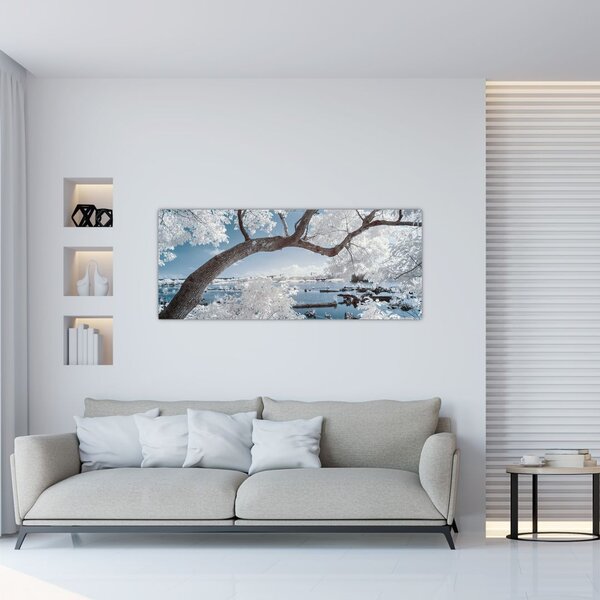 A víz mellett egy havas fa képe (120x50 cm)