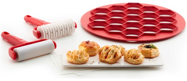 Lékué Mini Pie Making Kit mini pitekészítő készlet, 19db süteményhez, kétoldalas forma (kerek és hatszögletű), tésztavágó hengerrel és rácsozó hengerrel, műanyag, piros - 880506
