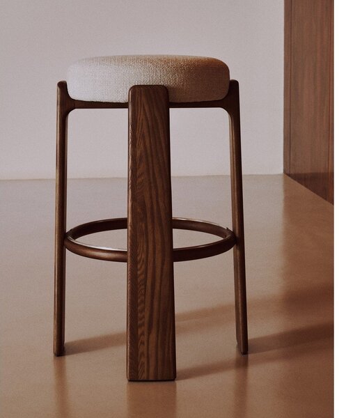 Bézs-sötét natúr színű kőrisfa bárszék (ülésmagasság 75 cm) Granite – Kave Home