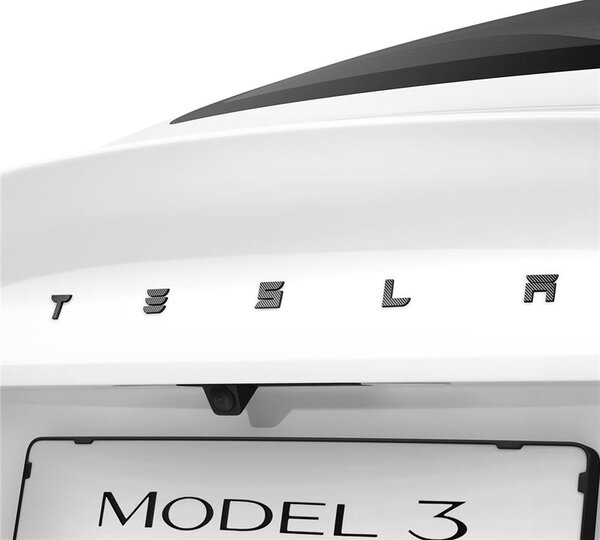 Hátsó csomagtér embléma takaró Tesla 3 Highlandhez, Spigen, karbon mintázat