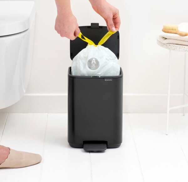 Brabantia Bo Pedal Bin pedálos hulladékgyűjtő szagmentesen záródó Soft-Close fedél, karcsú, négyzetes forma, műanyag tartály, 4L - A méret, acél, matt fekete - 237805