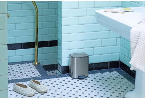 Brabantia Bo Pedal Bin pedálos hulladékgyűjtő szagmentesen záródó Soft-Close fedél, karcsú, négyzetes forma, műanyag tartály, 7L - B méret, acél, selyem matt ujjlenyomatmentes - 237942